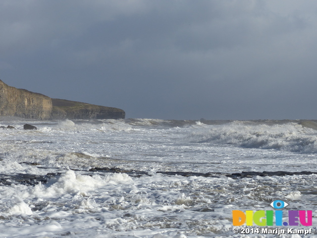 FZ001404 Rough sea at Llantwit Major beach